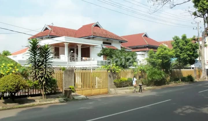 Rumah Bagus Unfurnished Gaya Klasik SHM dr. cipto Klojen, Malang