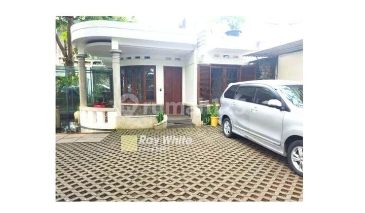 Rumah Megah di Sayap Diponegoro Kota Bandung