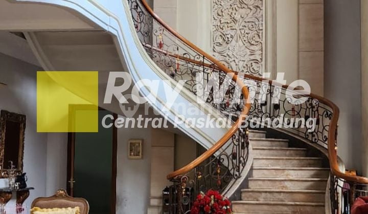 Rumah Megah Bergaya Klasik di Mainroad Batununggal Bandung