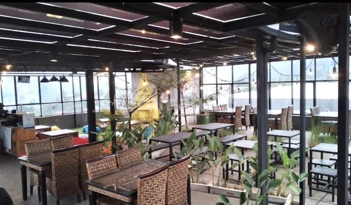 Strategis ! Disewakan Ruko Ex Cafe Main road Dago Furnished