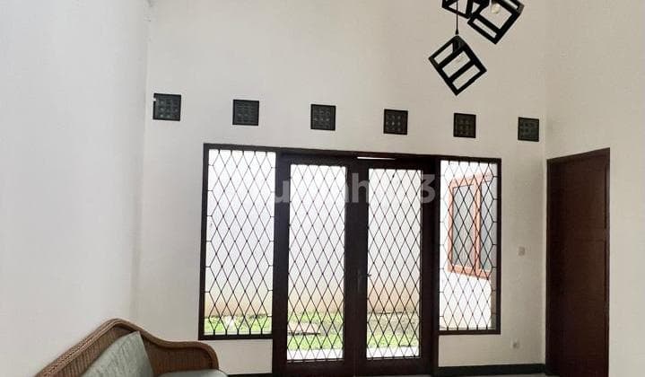 Disewakan Rumah Asri Terawat Kawasan elit Setra Duta Semy Furnish