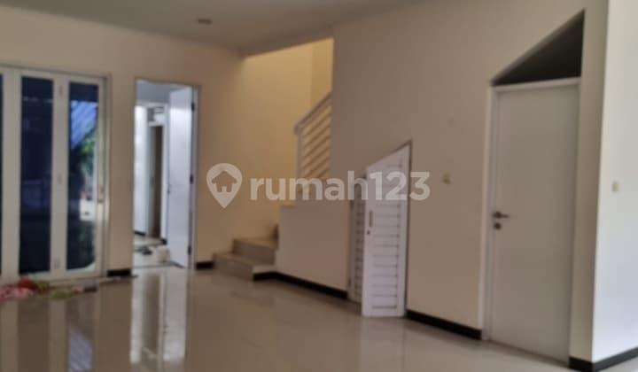 For Rent: Minimalist House, Taman Kopo Indah, 5 Bedrooms, 5 Pinewood.
