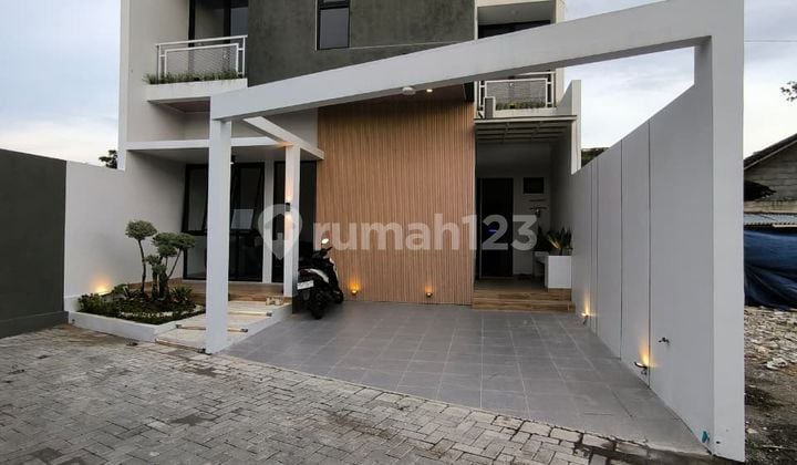 Rumah Kontemporer Mewah 2 Lantai Dekat Sleman City Hall