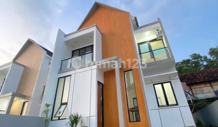 Hunian Mewah 2 Lantai View City Light Kota Jogja Dekat Kampus Umy!