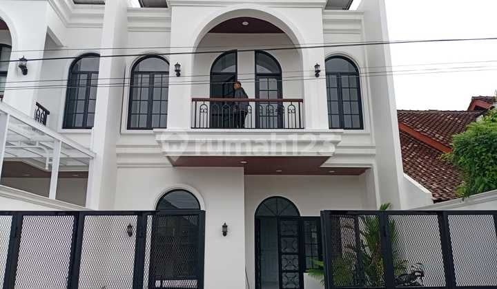 Rumah Eropa Klasik Estetik Jogja Dekat Jalan Raya Tajem