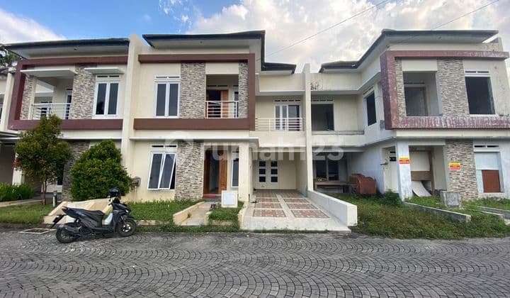 Eksklusivitas di Sleman, Rumah Mewah 2 Lantai Dekat Ugm