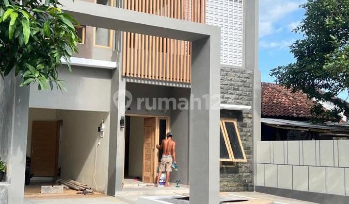 Rumah Eksklusif Desain Mewah dan Sirkulasi Udara Segar