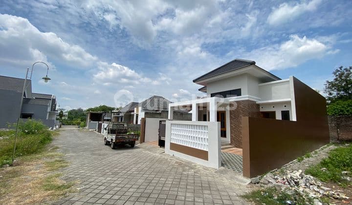 Own This 3-Bedroom Luxury House in Ngemplak, Elegant Design!