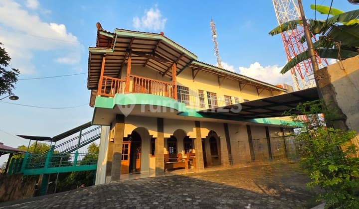 Ruang Usaha Restoran Tengah Kota Di Kedungmundu Semarang
