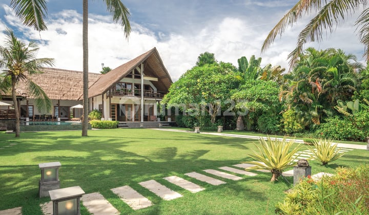 Villa Tepi Pantai 4 KT Taman Luas Tegallengah Buleleng Bali