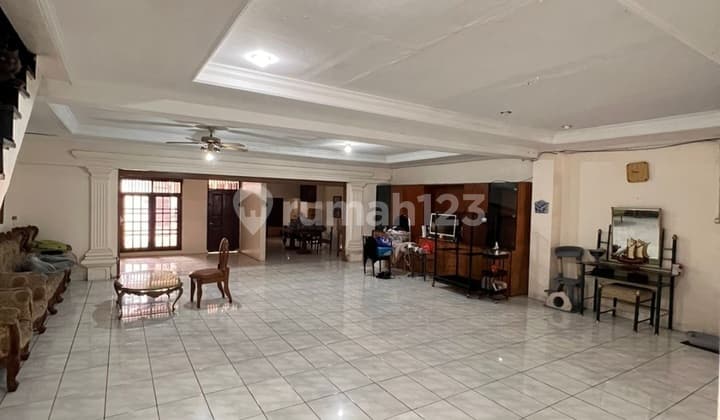 Rumah Tua Cocok Bangun Kost di Jakarta Barat Dijual B U !