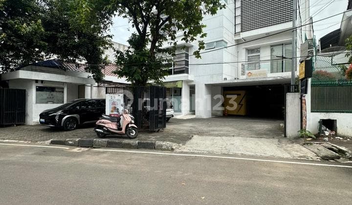 Commercial Building in Menteng with 3 Floors and Rooftop Suitable for Restaurant