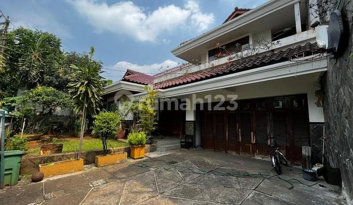 Rumah Mewah di Patal Senayan 2 Lantai Lokasi Komplek dengan Taman
