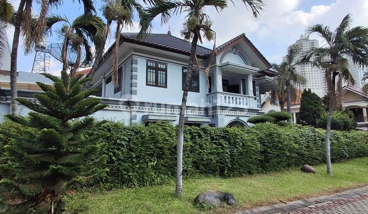 Rumah Terawat Furnished di Pakuwon Indah, Dekat Pakuwon Mall