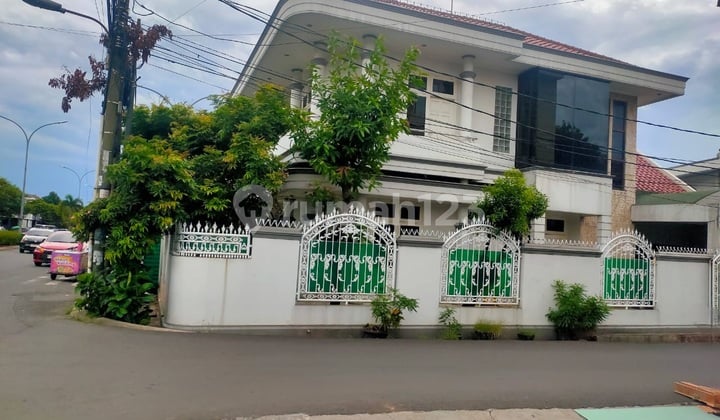 Rumah Hoek, Tanah Luas Di Jalan Utama Grand Galaxy Bekasi