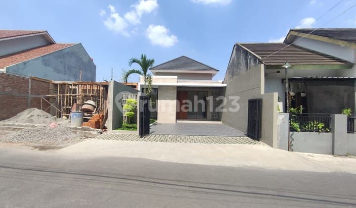 RUMAH CANTIK MINIMALIS MODERN TROPIS LUAS MURAH PURWOMARTANI