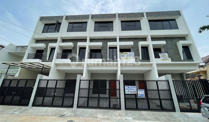 Rumah Siap Huni Dengan Akses Jalan 3 Mobil Dan Strategis di Taman Ratu