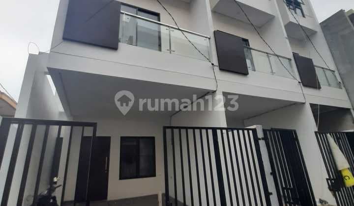 Rumah New Siap Huni 3 Lantai di Tanjung Duren Utara, Jakarta