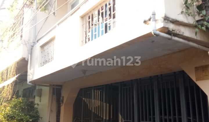 Rumah 2 Lt Dengan Carport di Utan Kayu Matraman Jakarta Siap Huni