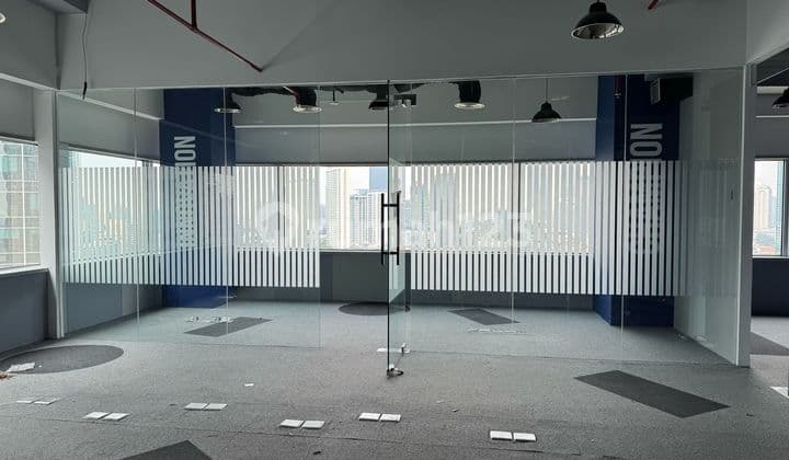 Ruang Kantor Sudah Partisi Bebas Ganjil Genap. Depan Sta Mrt, Transjak