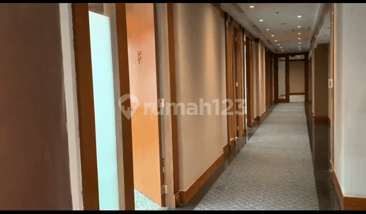 Ruang Kantor Semi Furnished Siap Pakai di Mayapada Tower 2. Bebas Ganjil Genap. Fasilitas lengkap. Dekat MRT, Transjakarta.