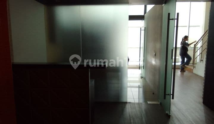Kantor SOHO connect dgn mall. Furnished. Siap pakai. Bebas Ganjil Genap. Free Overtime