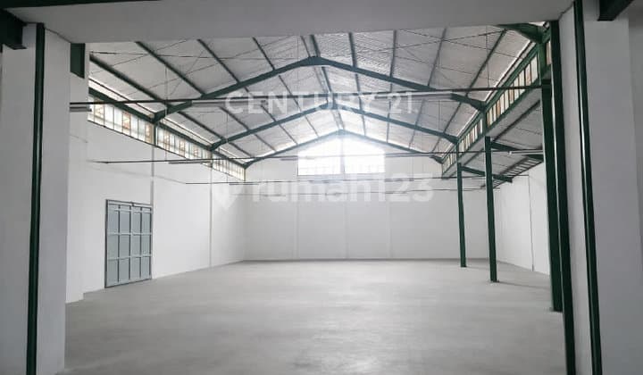 Here's the English translation of the property listing:
**Pretty Good Warehous in the Kopo Jaya Complex, Bandung.**