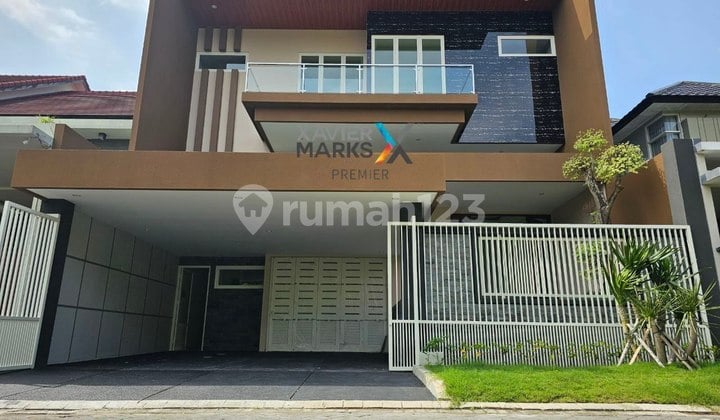 Rumah Megah 2,5 Lantai di Greenwood Boulevard Araya Malang