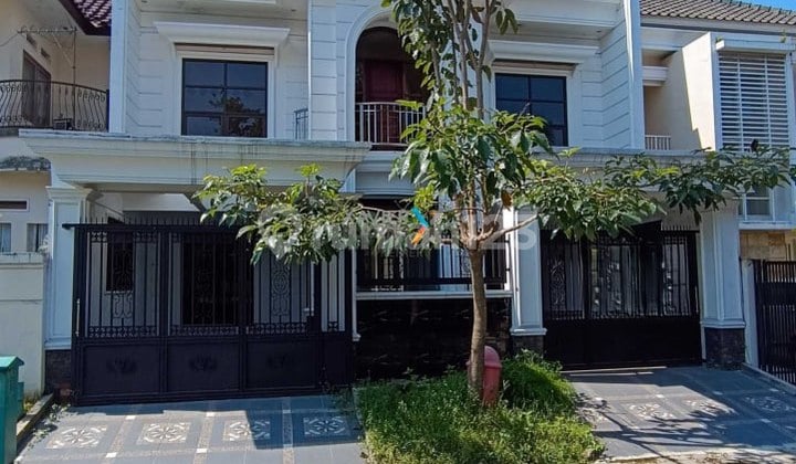 Rumah Desain Klasik di Araya Golf, Malang