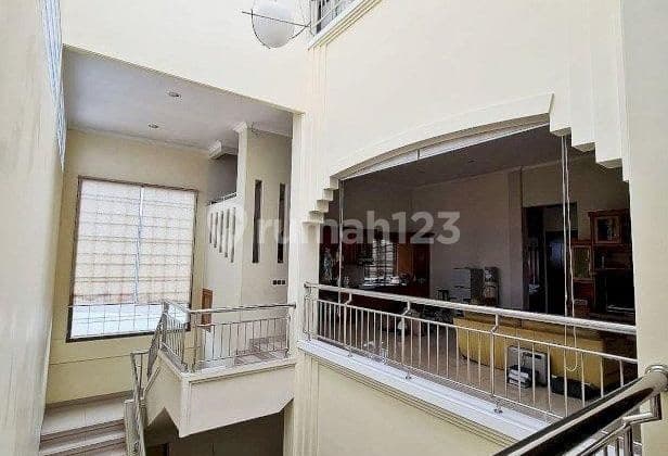 Rumah Mewah Kokoh, Lebar Jalan Depan Rumah 8m .Daerah BkR Bandung