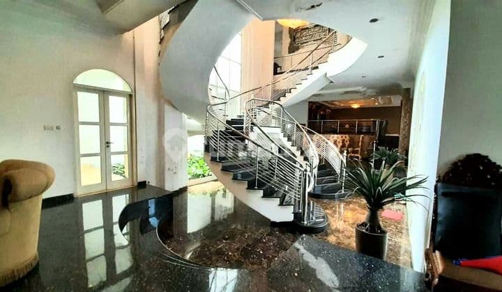 Rumah Mewah Bergaya Klasik di Pasirluyu Kota Bandung