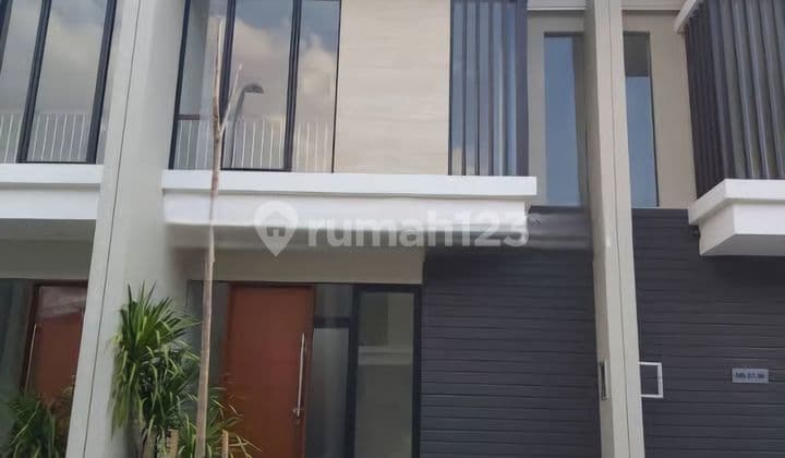 Rumah Semi Furnished Northwest Lake Park Citraland Surabaya Barat