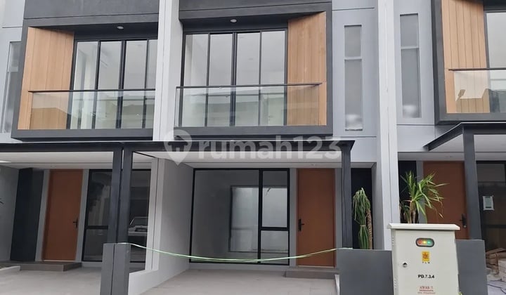 Rumah Full Furnish Northwest Central Lake Park Citraland Surabaya