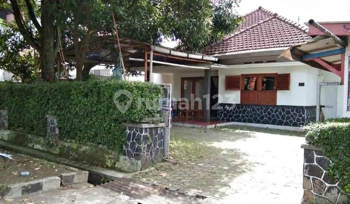 Rumah di Burangrang Cocok untuk Usaha Cafe atau Kantor Dekat Buah Batu