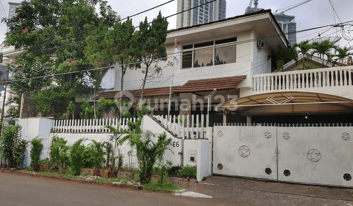 Di Jual Rumah Mewah Dilokasi Strategis Simprug Area