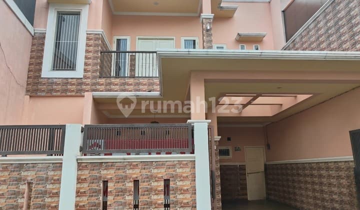 Rumah Mewah 2 Lantai dengan Carport Luas dan Balkon - Desain Modern Minimalis