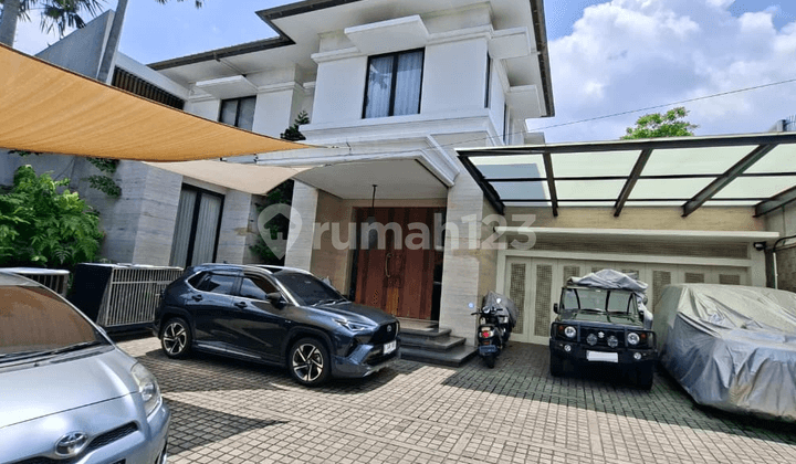Rumah Mewah Strategis Ada Swimming Pool Dekat Pusat Belanja di Jaksel Dm-18007