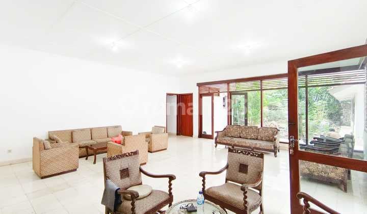 Strategic Luxury House Near KRL Access in Menteng, Central Jakarta Lr-7405