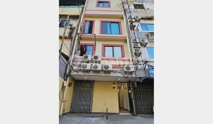 Strategic Boarding House Near Shopping Center in West Jakarta Lr-11447