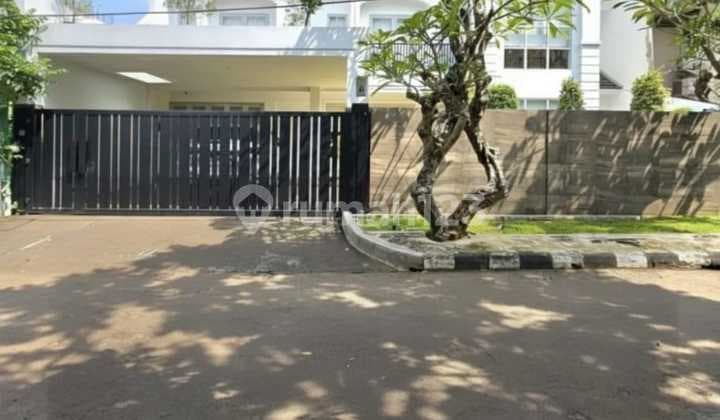 Rumah Mewah Strategis Ada Swimming Pool Dekat Mall Lotte Mart di Bintaro Tangsel Ut-16891