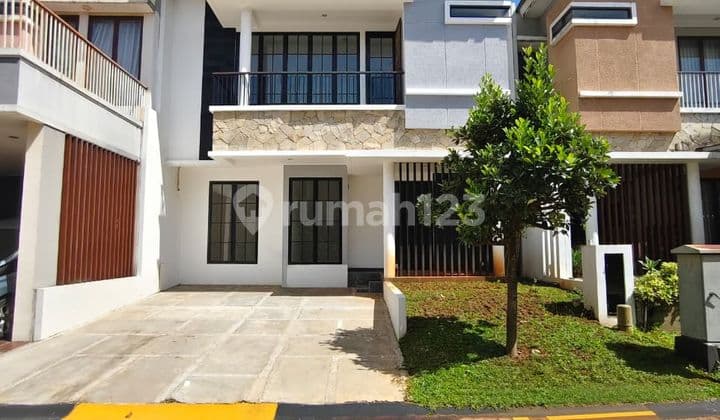 Translations: "Beautiful House, Strategically Located in a Cluster Near Fresh Market at Sector 9 Discovery Bintaro Tangsel LR-15809"