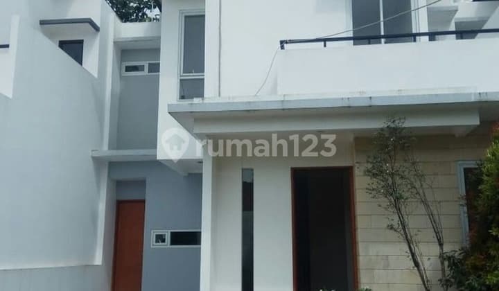 Two-story house on Cinere Raya street near public area.