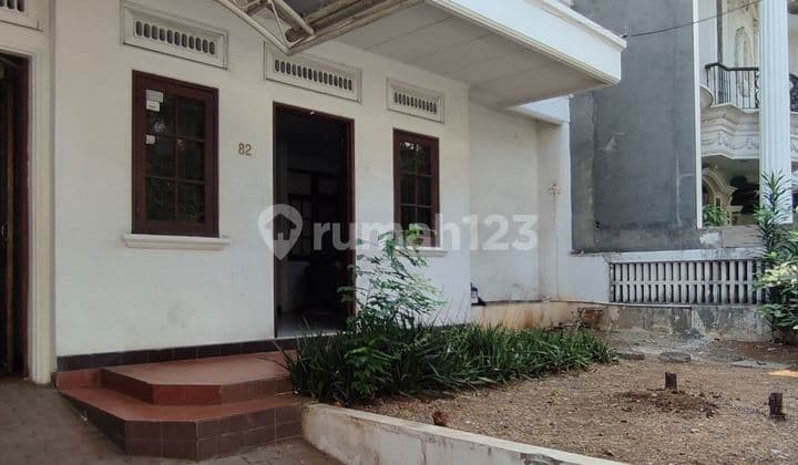Rumah lama dengan struktur bangunan yang masih kokoh, lingkungan tenang dan asri, premium area