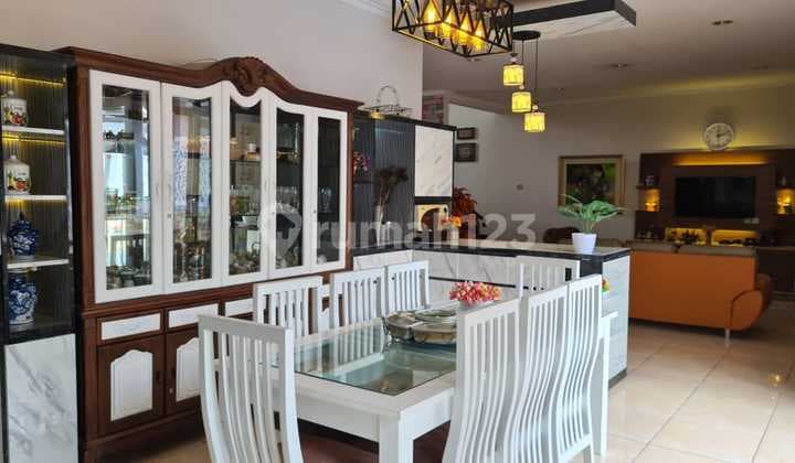 Rumah Estetik & Swimming Pool Di Kota Baru Parahyangan Bandung