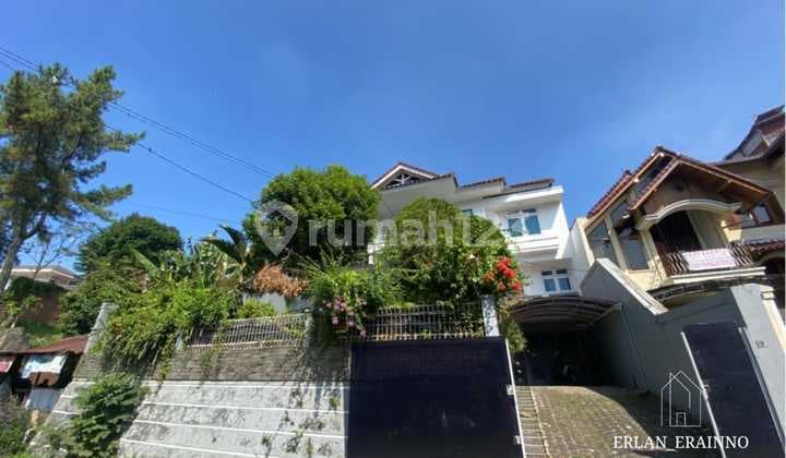 Dijual Rumah di Tubagus Ismail dago Bandung.