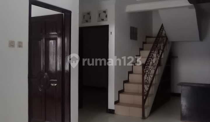 Rumah Bagus 3 Lantai di Kota Baru Parahyangan Bandung.