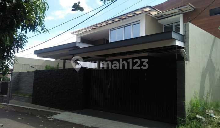 Rumah bagus dan besar di kawasan premium di Cipaku Bandung