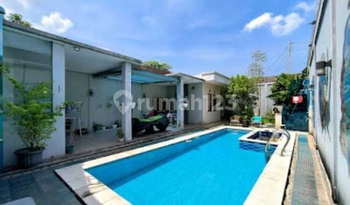 Rumah dengan kolam renang di dalam komplek di Kebayoran Height