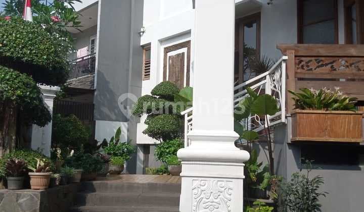 Rumah split level dan ada kolam renang di Sektor 9