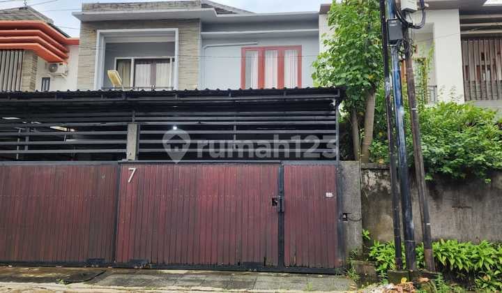 Rumah Dekat Pantai Karang di Renon